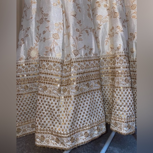 SOLD❣️Silk Anarkali Indian Pajami Suit White and Gold Dress - Picture 4 of 9